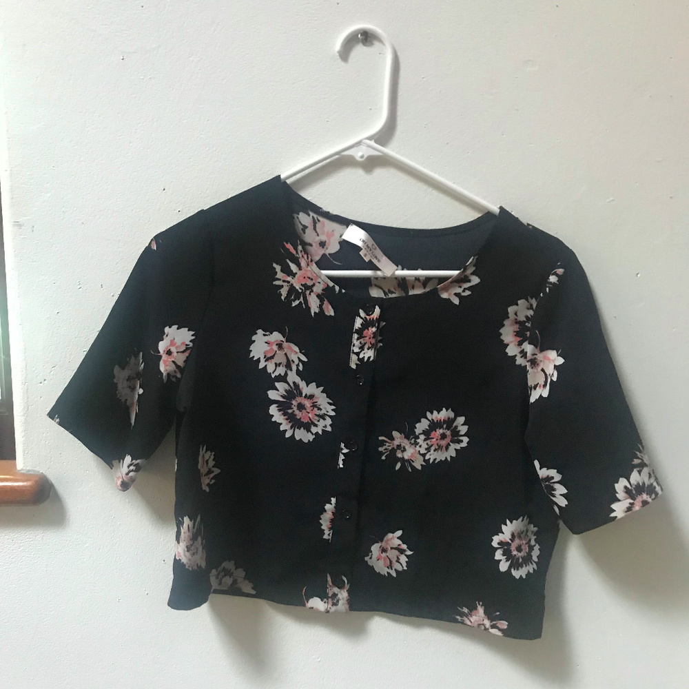OHMYLOVE black button up floral crop top